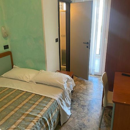 Hotel Vernel Rimini Esterno foto