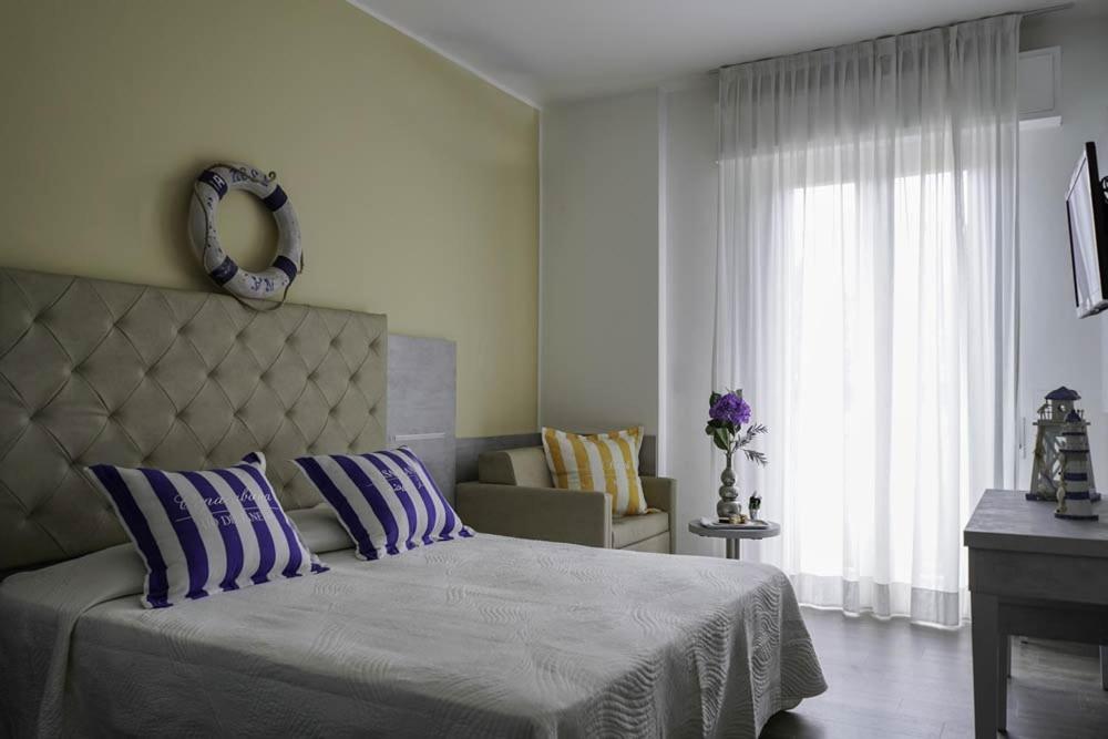Hotel Vernel Rimini Esterno foto