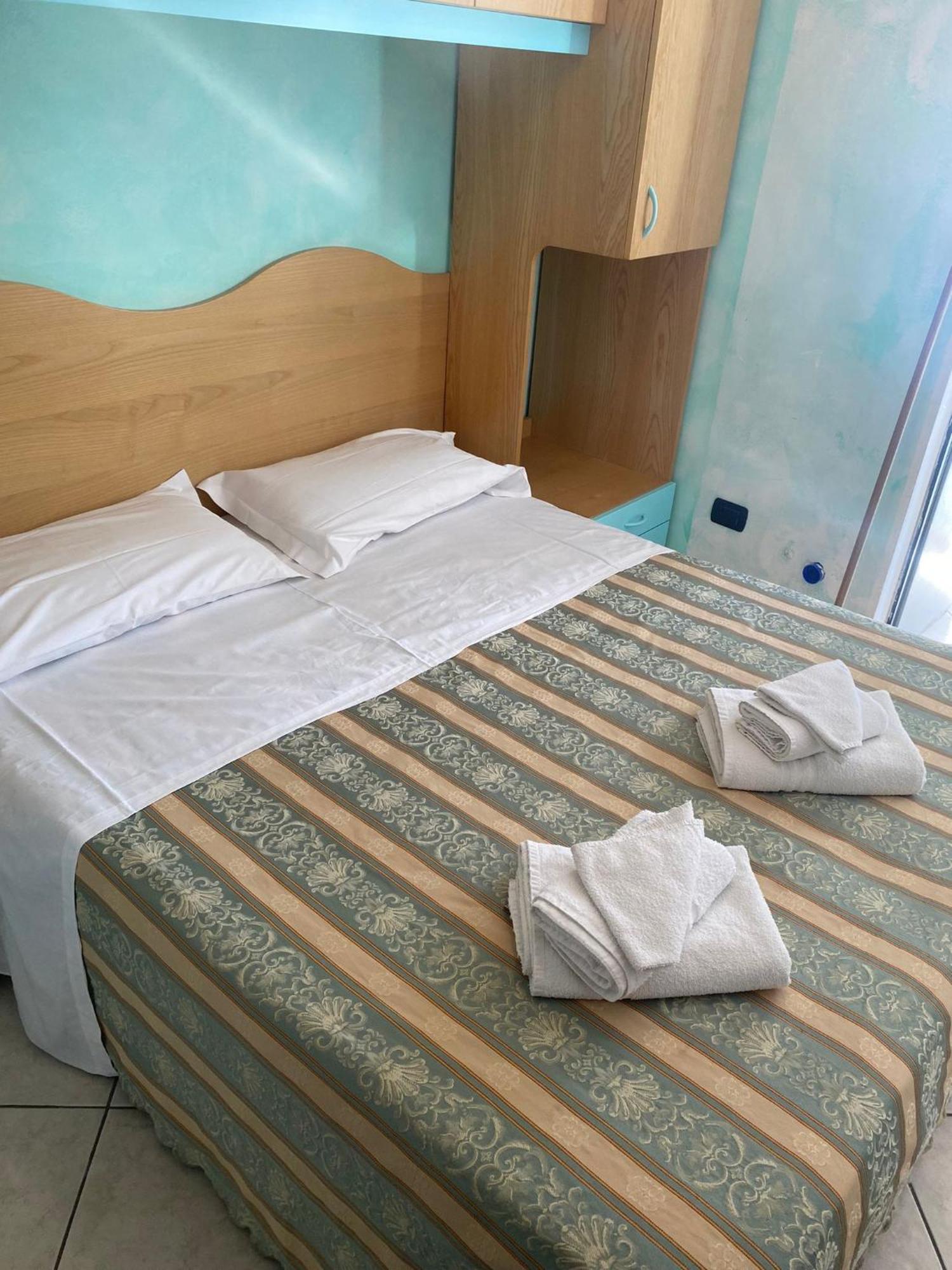 Hotel Vernel Rimini Esterno foto