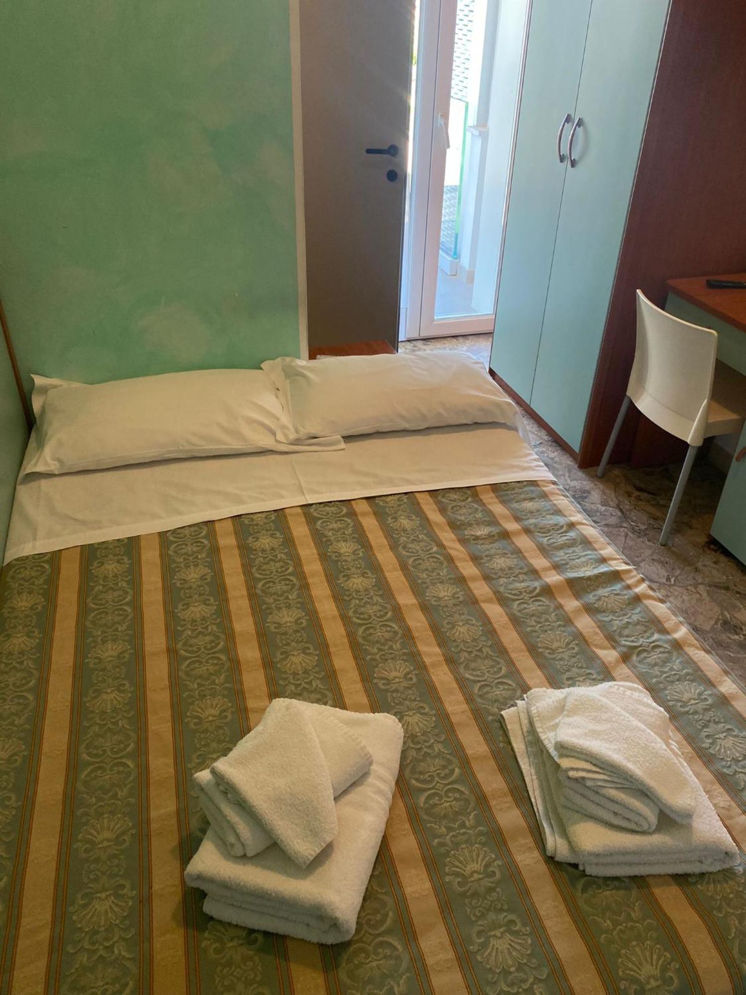 Hotel Vernel Rimini Esterno foto