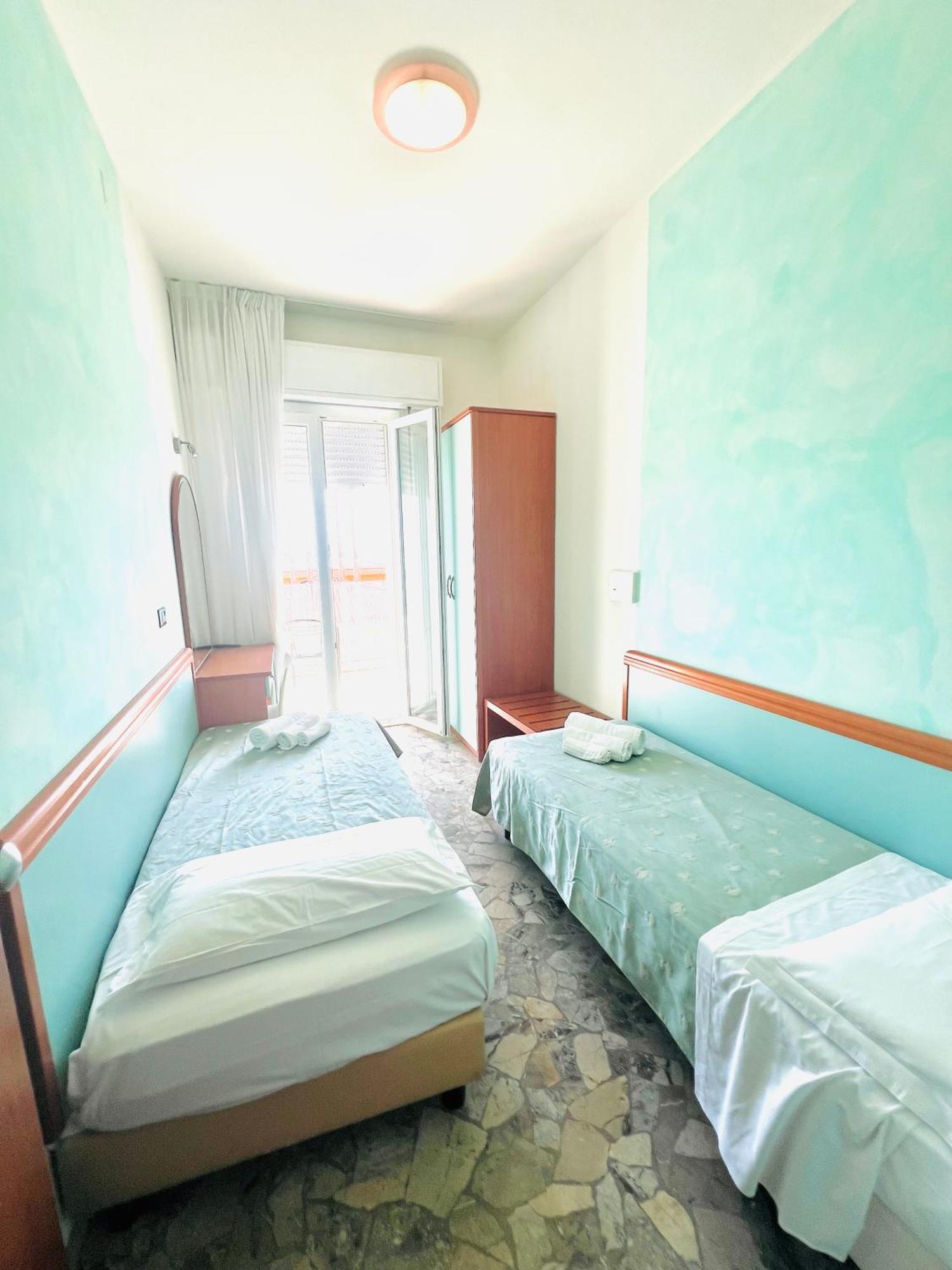 Hotel Vernel Rimini Esterno foto