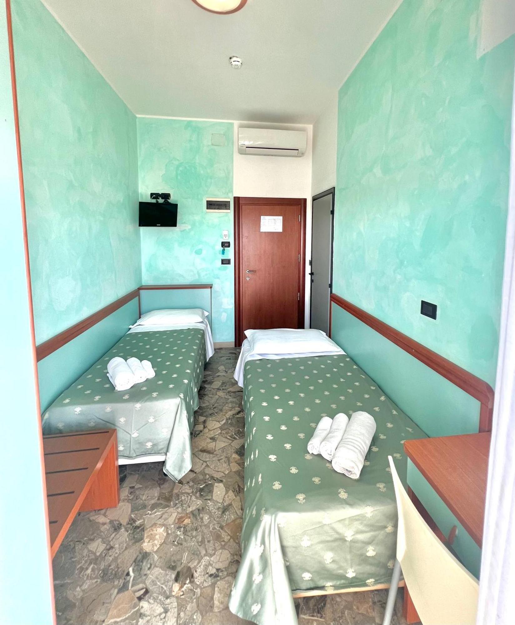 Hotel Vernel Rimini Esterno foto