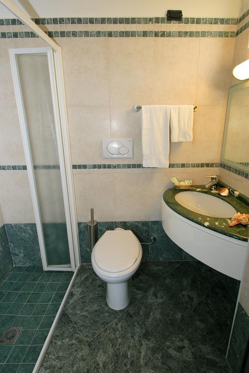 Hotel Vernel Rimini Esterno foto