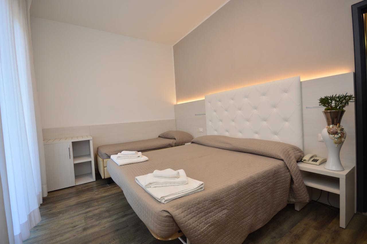 Hotel Vernel Rimini Esterno foto