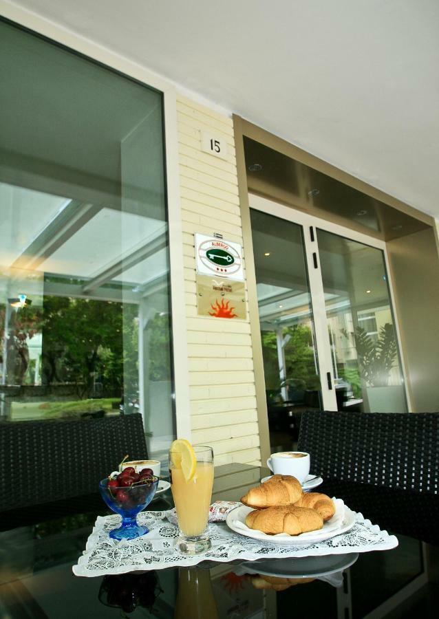Hotel Vernel Rimini Esterno foto