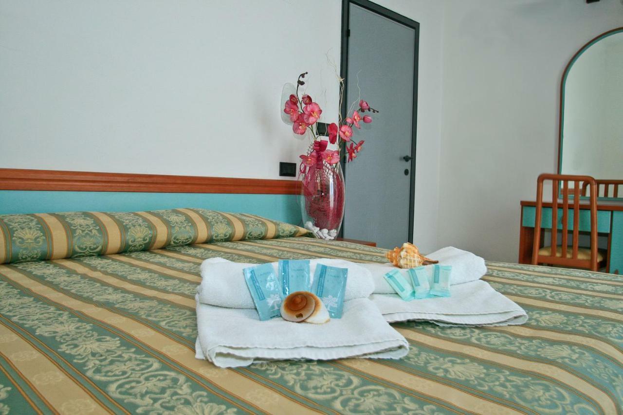 Hotel Vernel Rimini Esterno foto