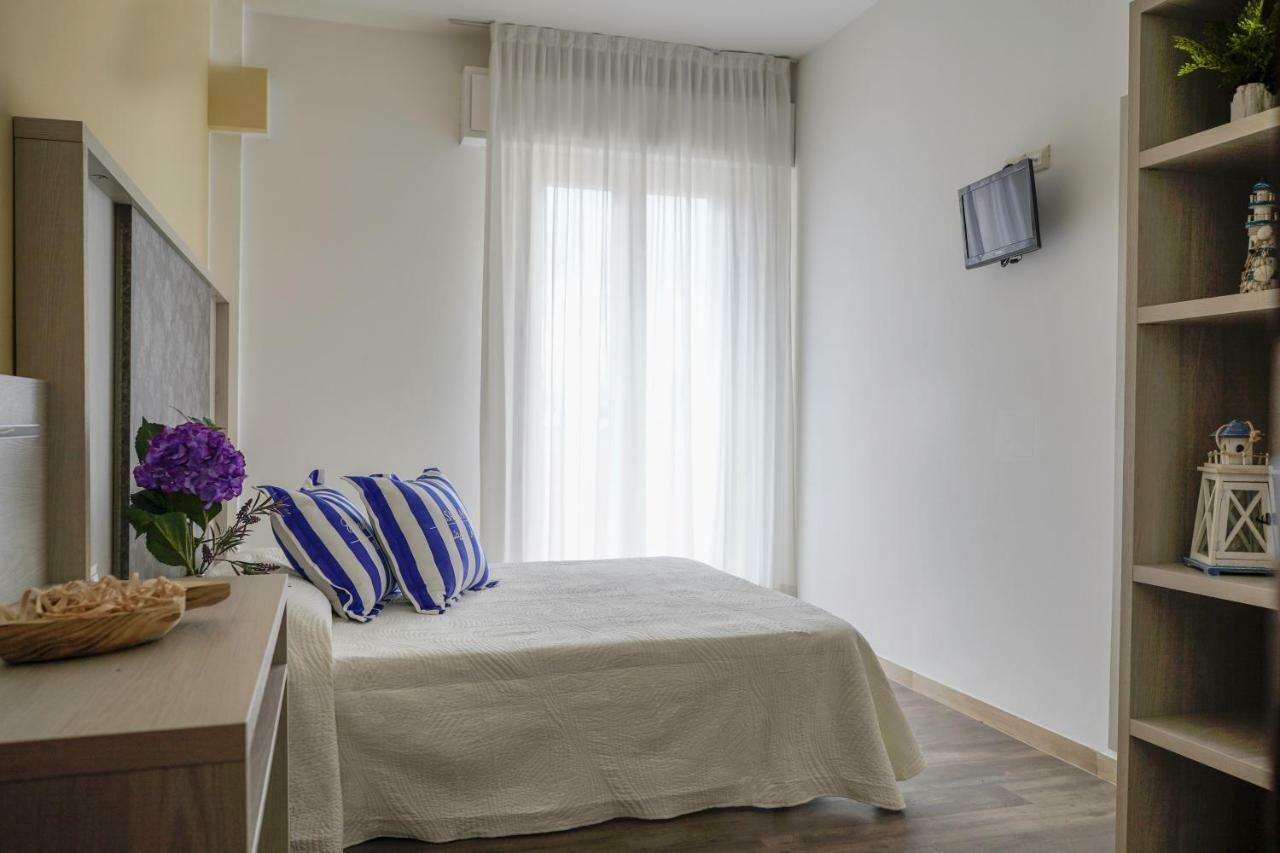 Hotel Vernel Rimini Esterno foto