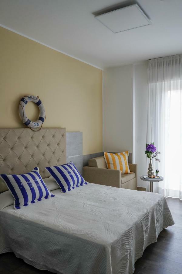 Hotel Vernel Rimini Esterno foto